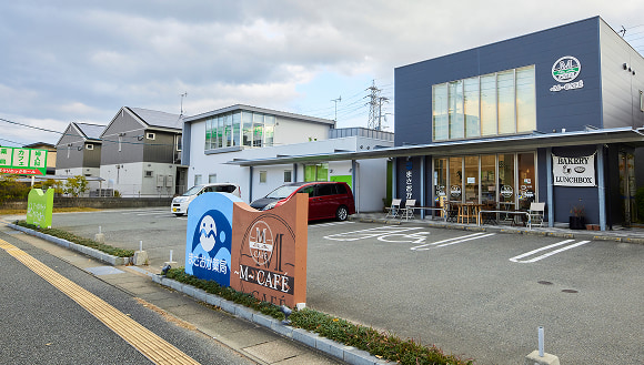 福岡市西区今宿で撮影された写真。アーバンハートクリニックが道路に対して右側にある。カフェを併設したまさおか薬局が手前に見える。