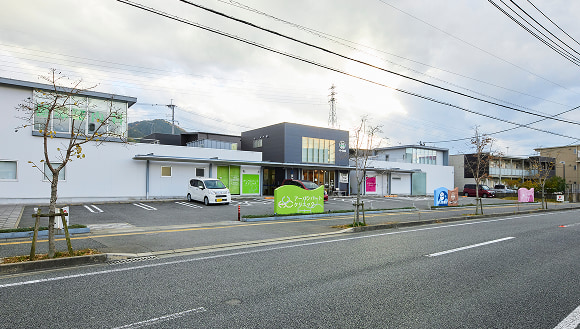 福岡市西区今宿で撮影された写真。アーバンハートクリニックが道路に対して左側にある。奥にはよう子レディースクリニックが見える。