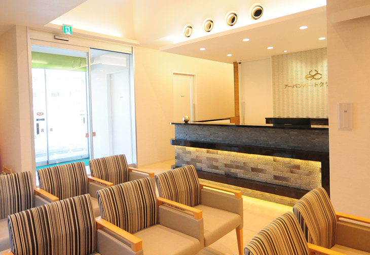 福岡市西区今宿の循環器内科アーバンハートクリニックの待合室と受付