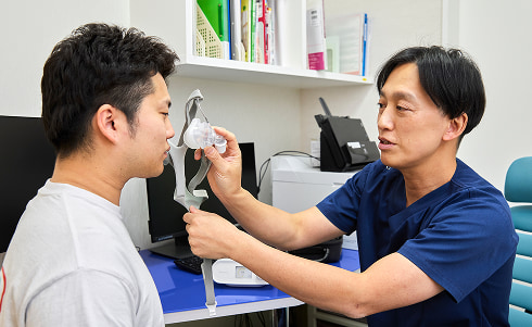 CPAPを使用した睡眠時無呼吸症候群の治療について説明を受ける患者さん