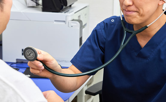 循環器内科を受診した患者さんの胸部の音を、聴診器で確認する福岡市西区今宿のアーバンハートクリニックの院長
