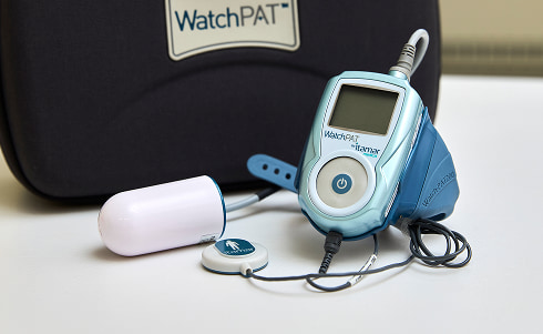 簡易ポリソムノグラフィー“フィリップス ウォッチパット ユニファイド（PHILIPS WATCHPAT Unified）。指先に装着したPATプローブで末梢の血流量を終夜連続的に測定できる。”