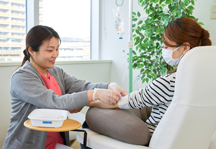 福岡市西区今宿の循環器内科アーバンハートクリニックでビタミン注射の自費診療を受ける患者さん
